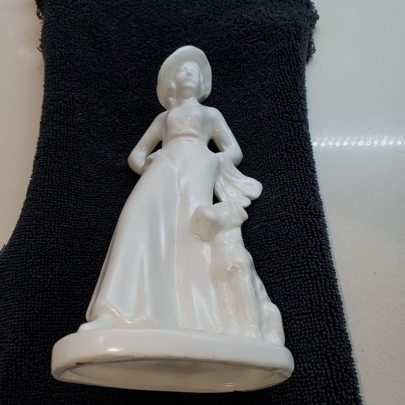 TRUE VINTAGE LADY AND DOG STATUE - Picture 1 of 3